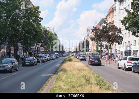 Berlin, Allemagne, 18 juillet 2025, vue sur le Damm de Kotttbusser à la frontière entre Kreuzberg et Neukölln en direction de Kottbusser Tor. Banque D'Images