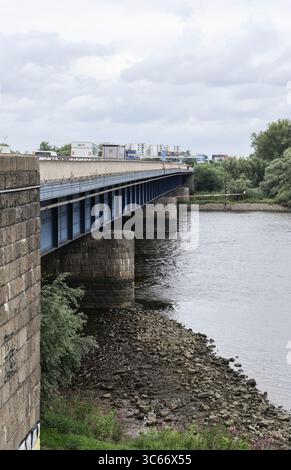 Hambourg, Allemagne. 30 juillet 2025. La circulation circule sur l'autoroute A1 sur le pont Süderelb. Crédit : Christian Charisius/dpa/Alamy Live News Banque D'Images