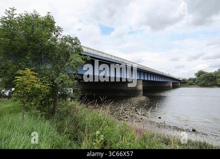 Hambourg, Allemagne. 30 juillet 2025. La circulation circule sur l'autoroute A1 sur le pont Süderelb. Crédit : Christian Charisius/dpa/Alamy Live News Banque D'Images