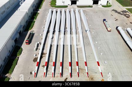 Tieling. 30 juillet 2025. Une photo de drone aérien prise le 30 juillet 2025 montre des pales d'éoliennes d'une nouvelle compagnie d'énergie dans le comté de Tieling, dans la province du Liaoning, au nord-est de la Chine. Au cours des dernières années, le comté de Tieling a travaillé activement pour promouvoir les industries de l'énergie verte, y compris l'énergie éolienne, photovoltaïque, l'énergie de l'hydrogène, afin de faire des progrès dans le développement de haute qualité de l'économie régionale. Crédit : Yang Qing/Xinhua/Alamy Live News Banque D'Images