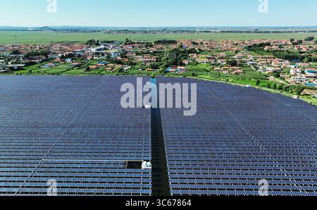 Tieling. 30 juillet 2025. Une photo prise par un drone aérien le 30 juillet 2025 montre des panneaux photovoltaïques sur un réservoir dans le comté de Tieling, dans la province du Liaoning, au nord-est de la Chine. Au cours des dernières années, le comté de Tieling a travaillé activement pour promouvoir les industries de l'énergie verte, y compris l'énergie éolienne, photovoltaïque, l'énergie de l'hydrogène, afin de faire des progrès dans le développement de haute qualité de l'économie régionale. Crédit : Yang Qing/Xinhua/Alamy Live News Banque D'Images