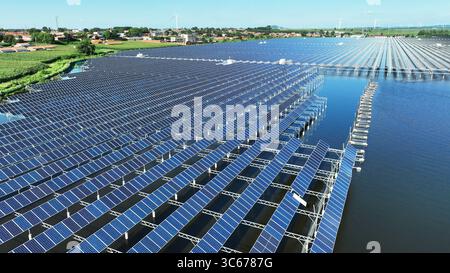 Tieling. 30 juillet 2025. Une photo prise par un drone aérien le 30 juillet 2025 montre des panneaux photovoltaïques sur un réservoir dans le comté de Tieling, dans la province du Liaoning, au nord-est de la Chine. Au cours des dernières années, le comté de Tieling a travaillé activement pour promouvoir les industries de l'énergie verte, y compris l'énergie éolienne, photovoltaïque, l'énergie de l'hydrogène, afin de faire des progrès dans le développement de haute qualité de l'économie régionale. Crédit : Yang Qing/Xinhua/Alamy Live News Banque D'Images