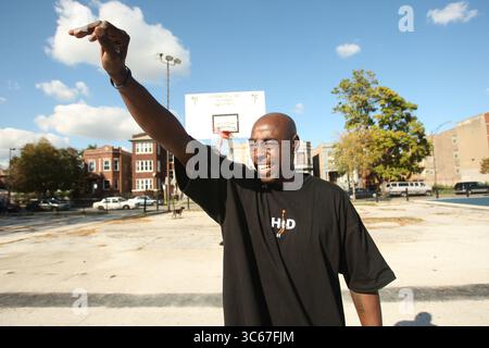 16 octobre 2008, Chicago, il, États-Unis : Arthur Agee, L'une des stars du film ''Hoop Dreams'', fait signe à un vieil ami le jeudi 16 octobre 2008, à Chicago, Illinois. (Crédit image : © TNS via ZUMA Wire) Banque D'Images