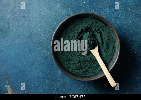 Poudre d'algues spiruline dans un bol. Banque D'Images
