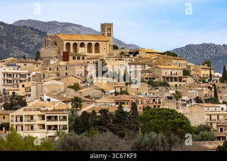 Le village de Selva est situé sur une colline en face des montagnes de la Serra de Tramuntana, Majorque, Majorque, Îles Baléares, Espagne, Europe Banque D'Images
