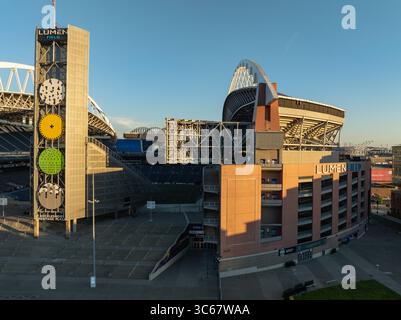 Seattle, États-Unis - 29 juillet 2025 : vue aérienne du stade Lumen Field baigné par la lueur chaude du lever du soleil, son acier et ses briques contrastant avec le ciel dégagé. Banque D'Images