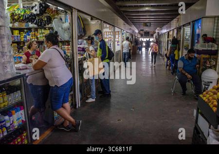 16 mai 2020, Caracas, Miranda, Venezuela : les Vénézuéliens achètent sur le marché municipal de Chacao, de la nourriture, des fruits et des légumes, en utilisant l’embouchure obligatoire depuis le début de la quarantaine (crédit image : © Jimmy Villalta/ZUMA Wire) Banque D'Images