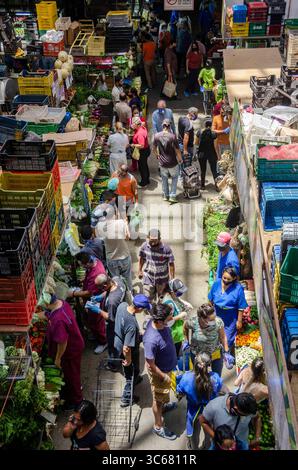 16 mai 2020, Caracas, Miranda, Venezuela : les Vénézuéliens achètent sur le marché municipal de Chacao, de la nourriture, des fruits et des légumes, en utilisant l’embouchure obligatoire depuis le début de la quarantaine (crédit image : © Jimmy Villalta/ZUMA Wire) Banque D'Images