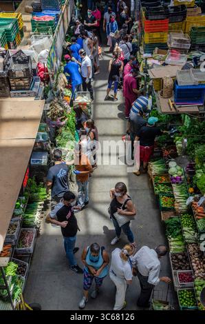 16 mai 2020, Caracas, Miranda, Venezuela : les Vénézuéliens achètent sur le marché municipal de Chacao, de la nourriture, des fruits et des légumes, en utilisant l’embouchure obligatoire depuis le début de la quarantaine (crédit image : © Jimmy Villalta/ZUMA Wire) Banque D'Images