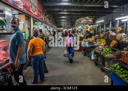 16 mai 2020, Caracas, Miranda, Venezuela : les Vénézuéliens achètent sur le marché municipal de Chacao, de la nourriture, des fruits et des légumes, en utilisant l’embouchure obligatoire depuis le début de la quarantaine (crédit image : © Jimmy Villalta/ZUMA Wire) Banque D'Images