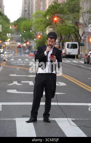 21 mai 2020, New York, New York, États-Unis : NYC pendant la COVID,.ARON GERSTEL se produit en chantant en hommage à tous les travailleurs essentiels après 19h applaudissements dans l'Upper West Side,NYC.21 mai 2020.photos par (crédit image : © Sonia Moskowitz Gordon/ZUMA Wire) Banque D'Images