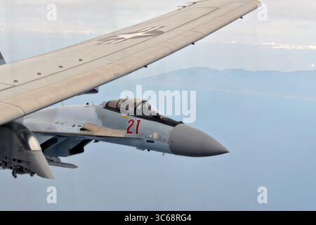 26 mai 2020, mer Méditerranée, États-Unis : deux chasseurs russes Su-35 Flanker-E observent à une distance dangereuse un avion de patrouille P-8A Poseidon de l'US Navy affecté à la 6e flotte le 26 mai 2020 au-dessus de la mer Méditerranée. 26 mai 2020. L'interception russe a duré 64 minutes et a créé un environnement de vol dangereux. (Image de crédit : © Jonathan Nelson/U.S. Navy/Planet Pix via ZUMA Wire) Banque D'Images
