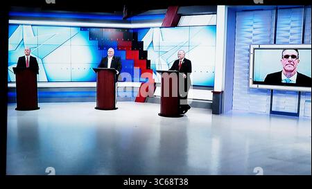 26 mai 2020, Sioux City, IOWA, États-Unis : en raison du COVID-19, différents diffuseurs de médias de la région couvrant le nord-ouest de l'Iowa organisent un débat télévisé à différents jours des candidats républicains du Congrès du 4e district de l'Iowa primaire du 2 juin 2020. Les décors sont fermés au public. STEVE KING, membre du Congrès actuel, au centre droit, débat de trois rivaux, dont JEREMY TAYLOR, à gauche, bref RICHARDS, au centre gauche, et RANDY FEENSTRA, exact. Vue télévisée mardi 26 mai 2020 dans la région de Sioux City, Iowa. (Crédit image : © Jerry Mennenga/ZUMA Wire) Banque D'Images