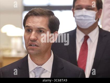 26 mai 2020, Miami, FL, États-Unis : John Couriel, Left, un avocat de la firme de Miami Kobre & Kim, donne ses remarques après avoir été nommé par le gouverneur Ron DeSantis, à droite, à la Cour suprême de Floride, lors d'une conférence de presse le mardi 26 mai 2020, à l'intérieur de la succursale principale de la bibliothèque publique de Miami-Dade dans le centre-ville de Miami. (Crédit image : © TNS via ZUMA Wire) Banque D'Images