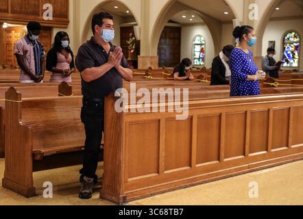 26 mai 2020, Miami, FL, États-Unis : des fidèles assistent à la messe anglaise portant des masques et pratiquant la distanciation sociale alors que l’archidiocèse de Miami reprend la célébration des messes le mardi 26 mai 2020 à la cathédrale Sainte-Marie de Miami, en Floride (crédit image : © TNS via ZUMA Wire) Banque D'Images