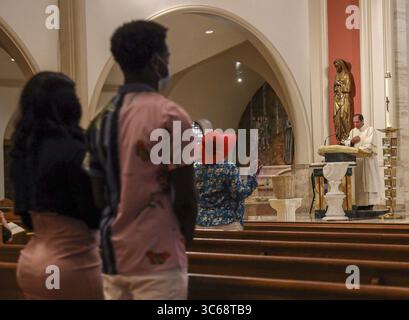 26 mai 2020, Miami, FL, États-Unis : des fidèles assistent à la messe anglaise portant des masques et pratiquant la distanciation sociale alors que l’archidiocèse de Miami reprend la célébration des messes le mardi 26 mai 2020 à la cathédrale Sainte-Marie de Miami, en Floride (crédit image : © TNS via ZUMA Wire) Banque D'Images