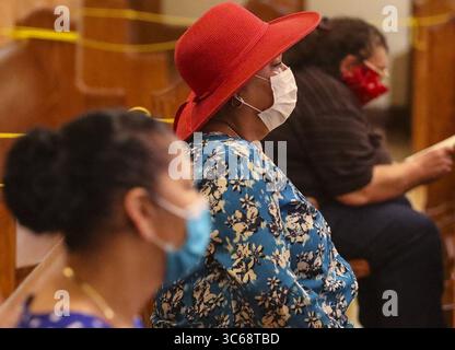 26 mai 2020, Miami, FL, États-Unis : des fidèles assistent à la messe anglaise portant des masques et pratiquant la distanciation sociale alors que l’archidiocèse de Miami reprend la célébration des messes le mardi 26 mai 2020 à la cathédrale Sainte-Marie de Miami, en Floride (crédit image : © TNS via ZUMA Wire) Banque D'Images