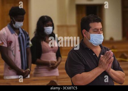 26 mai 2020, Miami, FL, États-Unis : des fidèles assistent à la messe anglaise portant des masques et pratiquant la distanciation sociale alors que l’archidiocèse de Miami reprend la célébration des messes le mardi 26 mai 2020 à la cathédrale Sainte-Marie de Miami, en Floride (crédit image : © TNS via ZUMA Wire) Banque D'Images