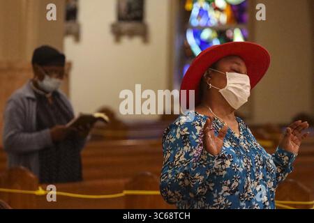 26 mai 2020, Miami, FL, États-Unis : des fidèles assistent à la messe anglaise portant des masques et pratiquant la distanciation sociale alors que l’archidiocèse de Miami reprend la célébration des messes le mardi 26 mai 2020 à la cathédrale Sainte-Marie de Miami, en Floride (crédit image : © TNS via ZUMA Wire) Banque D'Images