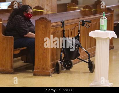 26 mai 2020, Miami, FL, États-Unis : un adorateur prie en assistant à la messe anglaise de 8h15 portant un masque et pratiquant la distanciation sociale alors que l’archidiocèse de Miami a repris la célébration des messes le mardi 26 mai 2020 à la cathédrale Sainte-Marie de Miami, Floride (crédit image : © TNS via ZUMA Wire) Banque D'Images