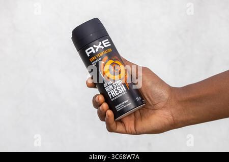Main féminine tient un vaporisateur corporel déodorant HACHE Dark Temptation. expérience fraîche non-stop de 48 heures, rehaussée par le parfum captivant du chocolat noir. Banque D'Images