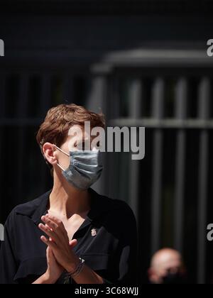 27 mai 2020, Pampelune, NAVARRE, ESPAGNE : Maria Chivite, Président du gouvernement de Navarre, pendant la minute de silence, le premier jour de deuil officiel décrété par le gouvernement d’Espagne, devant la délégation du gouvernement de Navarre pendant la pandémie de COVID-19. 27 mai 2020 à Pampelune, Navarre, Espagne (crédit image : © Eduardo Sanz/AFP7 via ZUMA Wire) Banque D'Images