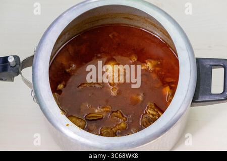 Curry de boeuf après cuisson dans un autocuiseur. Banque D'Images