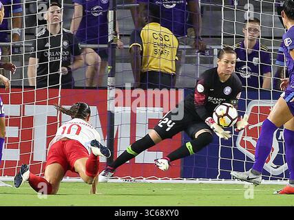 25 août 2018, Orlando, FL, États-Unis : la gardienne Ashlyn Harris (24 ans) d'Orlando fait un arrêt sur une tentative de but de la joueuse de Chicago Venessa Di Bernardo (10 ans) lors du match de football des Red Stars de Chicago à Orlando Pride NWSL au Orlando City Stadium le samedi 25 août 2018. Mercredi, la NWSL a annoncé un tournoi de 25 matchs qui se jouera à huis clos dans l'Utah à partir du 27 juin. (Crédit image : © TNS via ZUMA Wire) Banque D'Images