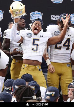 28 décembre 2019, Orlando, FL, États-Unis : le cornerback notre Dame Troy Pride Jr. (5) célèbre avec ses coéquipiers une victoire de 33-9 au Camping World Bowl contre Iowa State au Camping World Stadium à Orlando, Floride, le 28 décembre 2019. (Crédit image : © TNS via ZUMA Wire) Banque D'Images