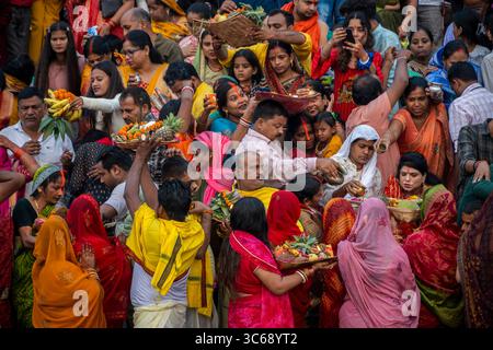 Rituels pendant Chhath Puja, Varanasi, Inde Banque D'Images
