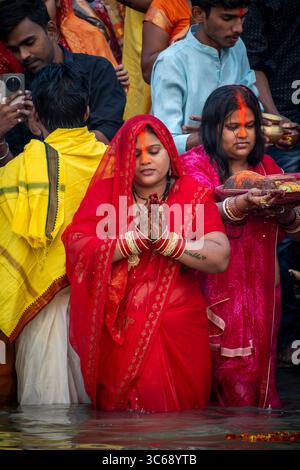 Rituels pendant Chhath Puja, Varanasi, Inde Banque D'Images