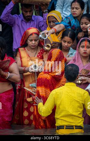 Rituels pendant Chhath Puja, Varanasi, Inde Banque D'Images