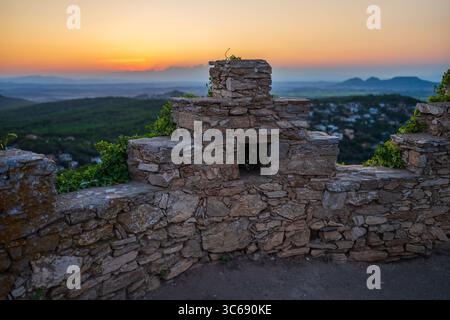 Vue sur Begur et ses paysages au coucher du soleil sur les murs du château, Begur, Espagne Banque D'Images