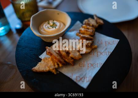 Délicieux tempura de poulpe dans le restaurant El petit de Tossa de Mar, Espagne Banque D'Images