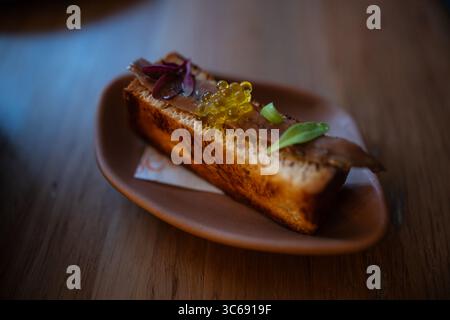 Délicieuse brioche avec anchois et œufs au restaurant El petit de Tossa de Mar, Espagne Banque D'Images