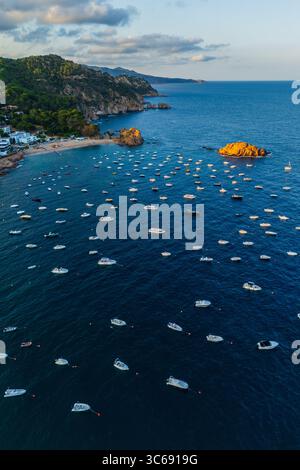 Vue aérienne des bateaux amarrés près de la côte de Tossa de Mar, Gérone, Espagne Banque D'Images