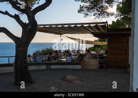 Terrasse de bar dans la zone fortifiée de Tossa de Mar, Espagne Banque D'Images