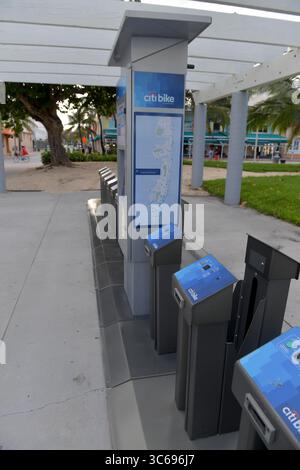 29 mai 2020, Miami Beach, Floride, États-Unis d'Amérique : FORT LAUDERDALE, FL - MAI 30 : Covid-19 après des mois de fermeture en raison de la pandémie de coronavirus, Miami-Dade Beaches devraient rouvrir lundi mais est-ce tard car de nombreux petits businessÃs sont déjà fermés et hors service en raison de la pandémie de coronavirus le 30 mai 2020 à Miami Beach, Floride..personnes : Covid-19 (image : © SMG via ZUMA Wire) Banque D'Images