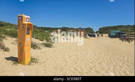 Terminal d'urgence SOS sur la plage de Negade près du parking et de l'école de surf Ulmo. Format vertical. 17 juin 2025. Soulac-sur-mer, Médoc, Aquitaine, Fran Banque D'Images