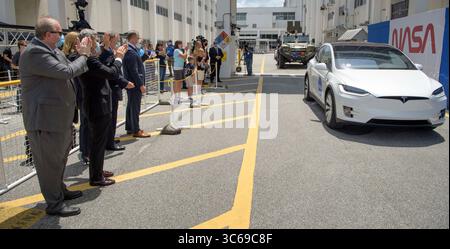 30 mai 2020, Cape Canaveral, Floride, États-Unis : dans cette photo publiée par la National Aeronautics and Space Administration (NASA), NASA Kennedy Space Center Directeur associé, gestion Burt Summerfield ; à gauche, le Directeur du Kennedy Space Center Bob Cabana ; Kennedy Space Center Directrice Janet Petro ; NASA adjoint Administrateur Jim Morhard; et l'administrateur de la NASA Jim Bridenstine fait signe alors que les astronautes Douglas Hurley et Robert Behnken quittent le Neil A. Armstrong Operations and Checkout Building pour le Launch Complex 39A pour embarquer à bord du vaisseau spatial SpaceX Crew Dragon pour le lancement de la mission Demo-2, Satu Banque D'Images