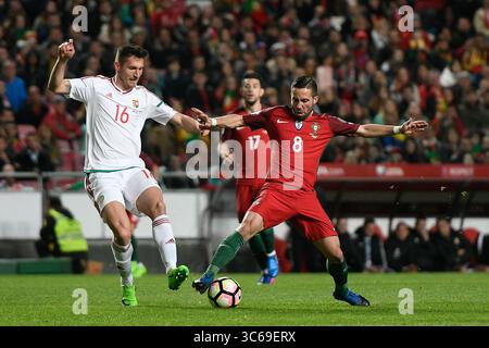 25 mars 2017, Lisbonne, Portugal : Adam Pinter (G) de Hongrie et Joao Moutinho (d) du Portugal en action lors du match de qualification pour la Coupe du monde de la FIFA 2018 entre le Portugal et la Hongrie au stade Estadio da Luz...score final : Portugal 3 :0 Hongrie. (Crédit image : © Bruno de Carvalho/SOPA images via ZUMA Wire) Banque D'Images