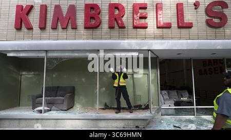 31 mai 2020, Raleigh, Caroline du Nord, États-Unis : les travailleurs retirent le verre brisé des fenêtres du magasin de meubles Kimbrell sur la rue Fayetteville le dimanche 31 mai 2020 alors que les entreprises travaillent à rétablir l'ordre après une nuit de violente manifestation qui a endommagé la plupart des bâtiments au cœur de la capitale. (Crédit image : © TNS via ZUMA Wire) Banque D'Images