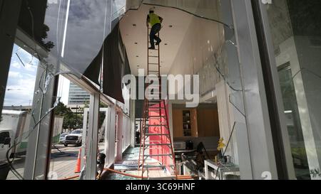 31 mai 2020, Raleigh, Caroline du Nord, États-Unis : les équipes de construction travaillent au nettoyage des bureaux de la semaine Indy sur la rue Fayetteville le dimanche 31 mai 2020 à Raleigh, Caroline du Nord. Le bureau, comme une grande partie du centre-ville, a subi des dommages importants lors de violentes manifestations en réaction à la mort de George Floyd à Minneapolis, Minn. (crédit image : © TNS via ZUMA Wire) Banque D'Images