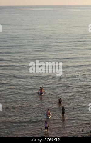 Angleterre, Sussex, East Sussex, South Downs National Park, Birling Gap, Birling Gap Beach avec paddleboarders Banque D'Images