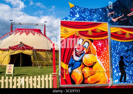 Circus Wonderland à Bridport, Dorset en juillet 2025. Divertissements familiaux traditionnels estivaux. Haut de tourbière à motif cirque britannique, tente. Affichage coloré. Banque D'Images