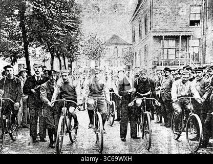 Cyclisme, Tour de France, 1903. Le premier Tour de France, départ et arrivée à Paris, avec Maurice Garin, vainqueur. Banque D'Images