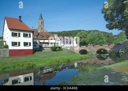Village de Gräfendorf à la rivière Schondra dans la vallée de Saale franconie, Basse-franconie, Bavière, Allemagne Banque D'Images