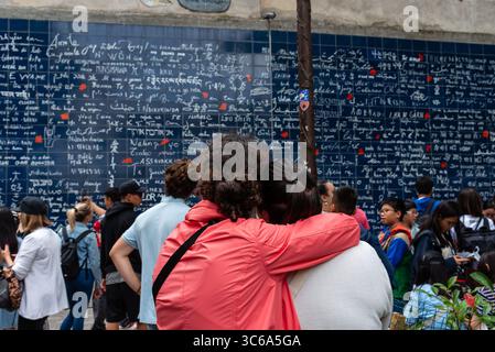 Les gens regardent et prennent des photos du mur 'je t'aime' à Montmartre, le 18ème arrondissement de Paris. Le mur des je t'aime Banque D'Images