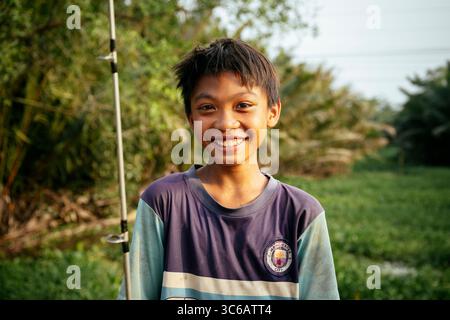 Portrait d'un garçon près de Ben Tre, province de Can Tho, delta du Mékong, Sud Vietnam Banque D'Images