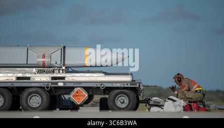 8 mai 2020, Andersen Air Force base, Guam, États-Unis : U.S. Air Force SSgt. Zakk Bunting, membre de l'équipage de chargement d'armes, se prépare à charger un missile de croisière air-surface à bord d'un bombardier furtif B-1B lancer du 9th Expeditionary Bomb Squadron, sur la ligne de vol de la base aérienne Andersen le 9 mai 2020 à Yigo, Guam. (Crédit image : © Sr.Airman River Bruce/US Air/Planet Pix via ZUMA Wire) Banque D'Images